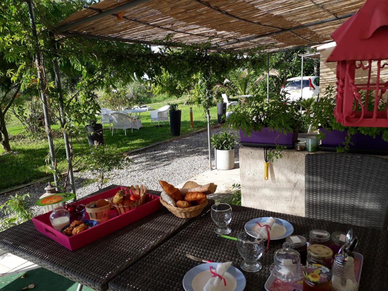 Aux Roses De L'Etang Hotel Capestang Ngoại thất bức ảnh